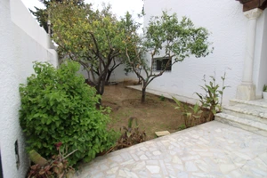 publié par Tecnocasa El Menzah V - Villa individuelle en vente - À  vendre une Villa de 400 m² sur un terrain de 823 m², située à El Menzah 6.
👉🏻Un jardin qui fait le tour 
👉🏻Un studio est disponible - Maisons et Villas