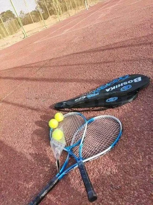Deux raquettes tennis avec 3 ballons تنس