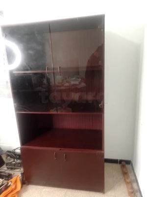 A vendre meuble de bureau Meublatex avec double porte en verre, très bon état
