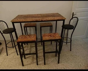 Table haute en bois avec 6 chaises, canapé en palette et table artistique bobine en bois, le tout pour seulement 350 DT