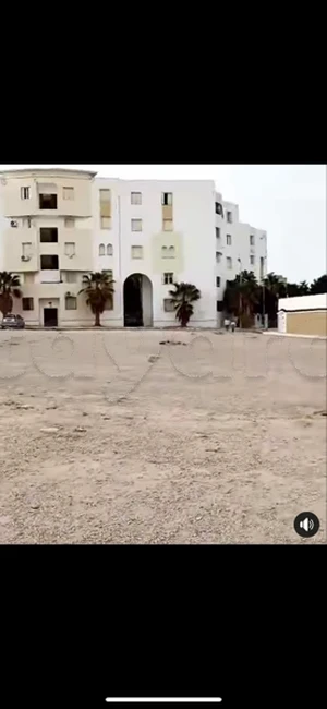 A vendre un appartement s+2 d’une superficie de 78 m² dont 66 m² habitable au rez de chaussée dans l’immeuble de gloulou 📍Cite ibn kholdoun ( suisse pres de la poste ) 📍, Sousse