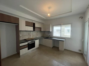 Un appartement S+2 au 1er étage à Vendre à La Soukra 