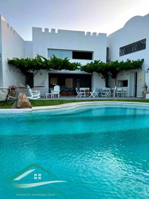 Villa S+5 avec piscine  à Kelibia la blanche