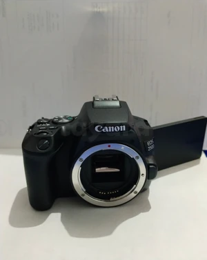 Camera CANON EOS 250D état neuf jamais utilisé 
