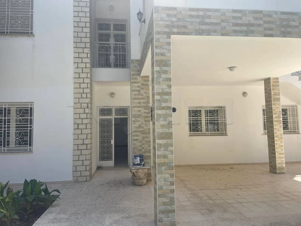 LOCATION REZ DE CHAUSSEE DE VILLA S+3 AVEC JARDIN A LA NOUVELLE ARIANA