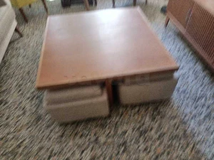 table de salon avec 4 pouf 