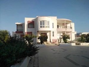 À vendre 3 villas sur un terrain de 1921m2 à cité Ons Sfax