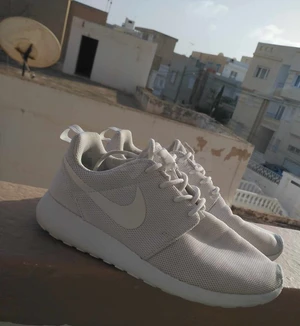 chaussure Nike Roshe  blanc (Solde)  Trés Bon Etat 