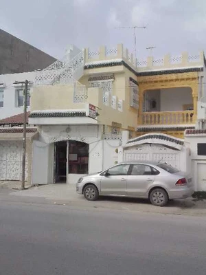 particulier met en vente une belle maison familiale a Ibn sina ouradia Tunisie 2 étages avec local commercial style américain S+5 svp contacter numéro de propriétaire 55116392