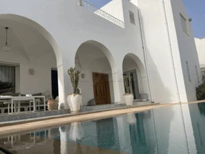 A vendre à Hammamet une villa S+4 située dans un quartier résidentiel et calme 