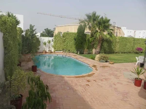 A vendre une villa à Ariana s+4 avec piscine avec jardin 
54544048