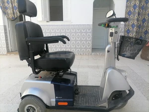 Chaise roulante électrique a 3 roues