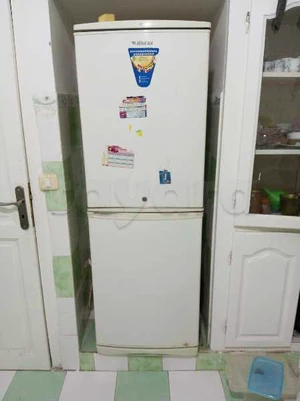 A  vendre frigidaire  biolux grande volume 380 litres combiné avec 4 tiroirs frigo très robuste très bon état sacrifie 550.dinards Medina jedida 22364485
