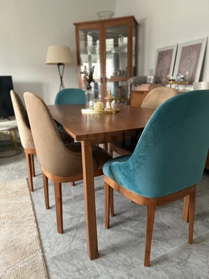 Table en bois et 6 chaises