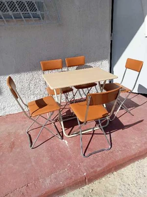 des chaises pliables importé avec table pliable 