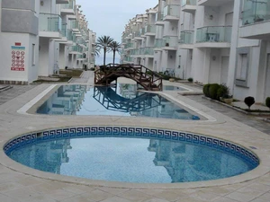 À louer un bel appartement S+2 pieds dans l'eau avec piscine situé dans une résidence familiale à chott mariem Sousse 