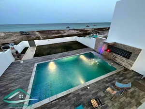 Villa haut standing avec piscine pieds dans l’eau à plage Ain Grinz Kelibia