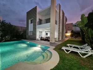 A vendre Villa duplex S+4 avec piscine à Hammamet Nord