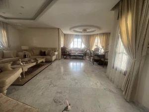 A vendre villa très bien entretenue sup 480 m² 3 niv Ennasr1