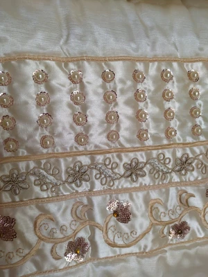 Couvre lit avec broderie et perles d'origine syrien (من سوريا)