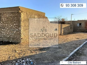 À vendre terrain qui fait l'angle 706 m² à Route Gabes km 5 ,cité Badrani