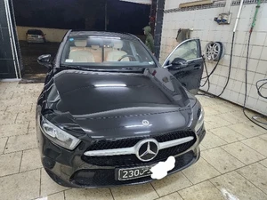 publié par Direction.best@gmail.com  - A180 BERLINE  - 
MERCEDES - BENZ CLASSE
A180  BERLINE PREMUIM

PRIX: 155MDT possibilité Transfer dossier leasing 38 mois
🔴CARACTÉRISTIQUES
✅Année  2022/6
✅Kilométrage  21500 km
✅CARROSSERIE Berline
✅GARANTIE 2 ans
✅NOMBRE DE PLACES 5
✅NOMBRE DE PORTES 4
🟠MOTORISATION
✅NOMBRE DE CYLINDRES 4
✅ENERGIE Essence
✅PUISSANCE FISCALE 7 CV
✅PUISSANCE (CH.DIN) 136 CH
✅COUPLE 200 nm 1460 tr/min
✅CYLINDRÉE 1332 CM³
✅BOÎTE Automatique
✅NOMBRE DE RAPPORTS 7
✅TRANSMISSION Traction
🟡DIMENSIONS
✅LONGUEUR 4549 mm
✅LARGEUR 1907 mm
✅HAUTEUR 1446 mm
✅VOLUME DU COFFRE 420 L
✅PERFORMANCES
0-100 KM/H 8.9 s
✅VITESSE MAXI 216 KM/H
✅CONSOMMATION URBAINE 7.4 L/100 km
✅CONSOMMATION EXTRA-URBAINE 4.3 L/100 km
✅CONSOMMATION MIXTE 6 L/100 km
🔴EQUIPEMENTS DE SÉCURITÉ
✅ABS 
✅AIRBAGS Frontaux | Latéraux | Rideaux | Genoux conducteur
✅ANTI-PATINAGE ESP | ASR
✅ASSISTANCE AU FREINAGE AFU | BAS
✅ANTI-DÉMARRAGE ÉLECTRONIQUE 
✅CONTRÔLE DE PRESSION DES PNEUS 
✅DÉTECTEUR DE FATIGUE Attention Assist
✅FIXATIONS ISOFIX
🟡EQUIPEMENTS INTÉRIEURS
✅ACCOUDOIRS Avant
✅AUTORADIO Commandes au volant
✅CONNECTIVITÉ USB-C | Apple Carplay | Android Auto | Bluetooth
✅ECRAN Tactile | 10.1 pouces
✅FINITION INTÉRIEURE Aspect Carbone
✅KIT FUMEURS 
✅KIT ÉCLAIRAGE 
✅KIT RANGEMENT 
✅KIT SÉCURITÉ Triangle de présignalisation | Trousse de premiers secours
✅LUMIÈRES D'AMBIANCE 
✅SELLERIE Similicuir Artico
✅SIÈGES Confort
✅TAPIS DE SOL Velours
✅VOLANT Cuir | Multi-fonctions | Avec palettes
✅APPUIS TÊTES ARRIÈRES 3
🔵EQUIPEMENTS EXTÉRIEURS
✅AIDE AU STATIONNEMENT Radar de recul | Radar avant | ✅Caméra de recul
🟣ELÉMENTS EXTÉRIEURS 
✅COULEUR CARROSSERIE 
✅FEUX À LED Feux de jour | Avant | Arrières
✅JANTES En aluminium | 17''
✅KIT CARROSSERIE 
✅PEINTURE Métallisée | +5000 DT
✅PHARES Full LED | LED Hautes performances
🟤EQUIPEMENTS FONCTIONNELS
✅AIDE AU DÉMARRAGE EN CÔTE 
✅ALLUMAGE AUTOMATIQUE DES FEUX 
✅BOUTON START & STOP 
✅Démarrage mains libres
✅CLIMATISATION Automatique
✅DÉTECTEUR DE PLUIE 
✅DIRECTION ASSISTÉE 
✅FERMETURE CENTRALISÉE À distance
✅FREIN DE STATIONNEMENT ÉLÉCTRIQUE 
✅ORDINATEUR DE BORD 
✅RÉGULATEUR DE VITESSE TEMPOMAT
✅RÉTROVISEURS EXTÉRIEURS Électriques | Rabattables | Photosensibles | Avec clignotants intégrés
✅SIÈGES AVANT RÉGLABLES EN HAUTEUR Conducteur et passager
✅RÉTROVISEUR INTÉRIEUR Anti-éblouissement
✅PRÉPARATION POUR TÉLÉPHONE 
✅SYSTÈME START & STOP 
✅INSTRUMENTATION NUMÉRIQUE 10.25''
✅VERSION PAYS CHAUDS 
✅VITRES ÉLECTRIQUES Avant/Arrière
✅VOLANT RÉGLABLE En hauteur et en profondeur
 - Voitures