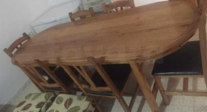 Table à manger en bois avec 8 chaises 