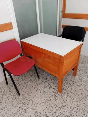 A vendre matériels  bureaux  2 chaises est une table  a la Marsa contacté  98 255 804