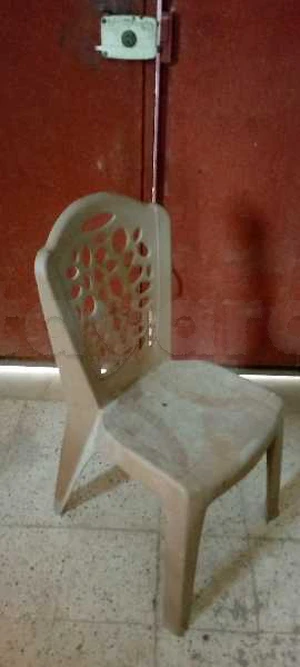 table plastique forme carrée modèle Basma sotufab+chaise plastique super bistrot sotufab مع جراية 
