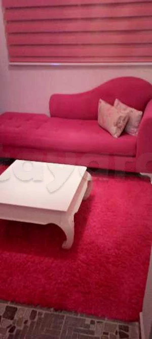 divan/dormeuse avec table basse et tapis rose