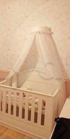 lit bébé à 2 niveaux + une commode