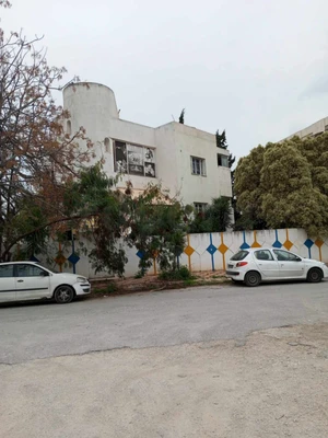 une grande villa est composée de 3 étages a vendre situé a Manar 2 Prés de Colisée Soula
