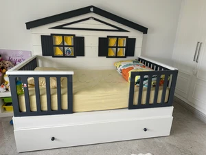 Deux Lits avec un très beau design maison pour enfant avec tiroirs 