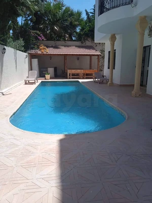 Location Villa S+6 sur 3 étages avec piscine à Yasmine Hammamet