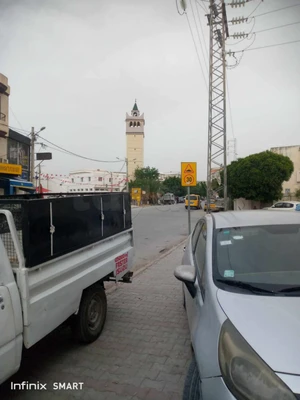 un grand local commercial au 1er étage a louer situé a ksar said en face mosquée beni hechem sur la route principale