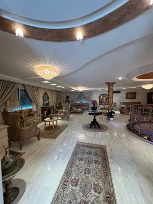 À louer une villa composé de 2 niveaux rex de chaussée et rez de jardin , abri de voiture avec quelque meubles à Ain Zaghouan nord. 