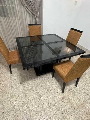 table avec  4 chaises en très bonne état 