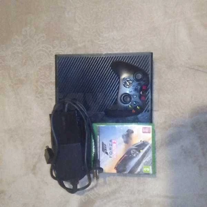 Xbox one avec une manette et 3 cds