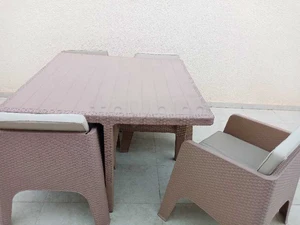 Table avec 4 chaises 