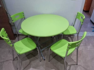 table de cuisine avec 4 chaises 