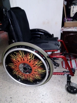 Chaise roulante pour handicap  taille moyenne 