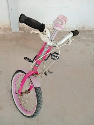 Bicyclettes fille de couleur rose 