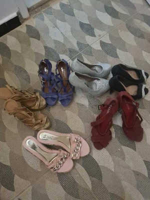 lots de chaussures 
