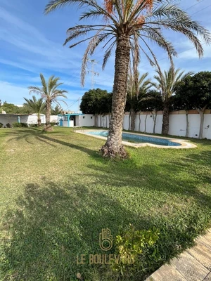 Une Magnifique Villa De Vacances S+3 avec piscine  et jardin , Située à Chatt Ezzouhour , Korba 
