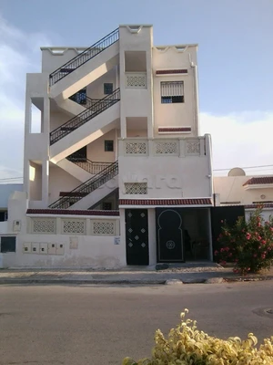  A Mohamadia,  vends Maison de 255 m2 sur 3 étages X 3 pièces, avec jardin et terrasse