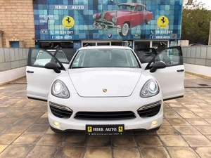 publié par HBIB AUTO - 👉PORSCHE CAYENNE PACK NIGHT V6💎 ❤️👌 - A Vendre ou échange 𝐏𝐎𝐑𝐒𝐂𝐇𝐄 𝐂𝐀𝐘𝐄𝐍𝐍𝐄 2012 PACK NIGHT 𝐕𝟔 3.6L 👌 État du véhicule presque neuf aucune rayure 🚫 S V P Prix légèrement négociable. AVEC UNE REMISE DE 5000 DT à l'achat AU COMPTANT ☎️-📲 Tel :                  98 214 267 /                  53 402 770 ⛔📵🕢SVP pas de dérangement après 19.00H ⛔️ Pour les sérieux, Curieux s'abstenir. A VENDRE PORSCHE CAYENNE PACK NIGHT ✌🏠⛳Voiture visible dans notre Show-Room HBIB AUTO route de la Marsa en face carrefour pour visite heure travail de 08:30 H jusqu’à 19:00H ☑️➡ Kilométrage 198 000 Km ☑️➡ Mise en circulation août 2012 ☑️➡ ⛽️ Energie Essence ☑️➡ Couleur extérieure BLANC Peinture métallisée ☑️➡ Couleur intérieure tout cuir en noir ☑️➡ Puissance fiscal 21 Cv 220 kW 300 Cv Dyn ☑️➡Bi xénon directionnel avec lave phares ☑️➡ Pack chromé ☑️➡ Système d'éclairage intelligent plus ☑️➡ Lumière de conduite auto ☑️➡ Jantes alu 21 pouces Cayenne ☑️➡ Aide au stationnement Av / Ar ☑️➡ Contrôle dynamique de châssis de Porsche ☑️➡ Programme d'aide pilote ☑️➡ Climatisation auto 4 zones ☑️➡ Sièges électriques mémorisables avant chauffant ☑️➡ Surround haut de gamme de sonorisation (Bose) ☑️➡ 2 rétro électrique rabattable chauffant ☑️➡ 2 échappements en chrome sport ☑️➡ 2 sièges électrique 8 positions ☑️➡ Feux de jour en LED ☑️➡ Phare antibrouillard ☑️➡ Système Start & Stop ☑️➡ Volant multifonction en cuir avec palettes de vitesses ☑️➡ USB AUX Bluetooth CD MP3 ☑️➡ Écran tactile qui affiche toutes les options de la voiture avec navigation ☑️➡ Salon tout en cuir compris tableau et les panneaux des portes 💰 Prix 165 000 DT Possible échange avec Voiture de luxe : porsche BMW x6 X1 X3 Mercedes classe GLA GLC GOLF LAND ROVER RANGE ROVER velar EVOQUE MAZDA s 350 e 200 e200 mini one JAGUAR immobilier terrain villa maisons Golf7 MG Appartement - Voitures