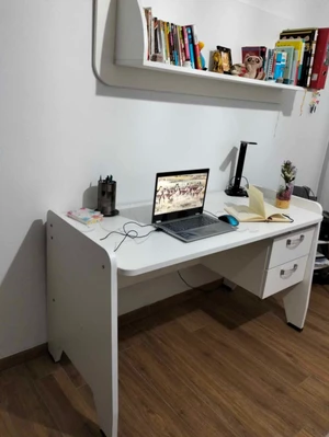 Un grand bureau et une étagère neuve
