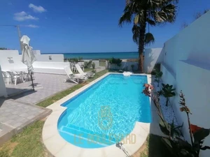 Villa S+3 avec piscine et pied dans l'eau à Maamoura