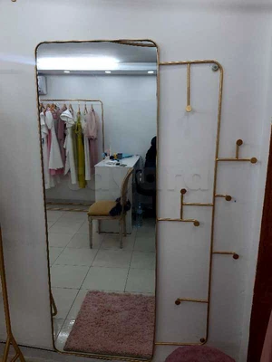 miroir avec porte manteaux 
Hauteur 1.80m
Largeur 1.10m