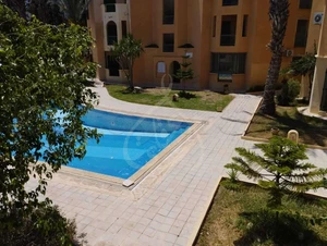 publié par Akari Immobilier - Appartement S+2 à louer, Hammamet Sud  - AKARI IMMOBILIER met à votre disposition un appartement S+2 de standing Pour la location estivale.
À Hammamet Sud, près de tous commerces, commodités et loisir. 
C’est un appartement au 1er étage, meublé et bien équipé.
Se compose d’un salon, deux chambres a couché, une Cuisine, une salle de bain, un séchoir, 1 Balcon donnant sur la piscine commune et le jardin, une place parking.
Chauffé et climatisé
Au prix : *1200dt par semaine de juin 
                 *1650 par semaine de juillet et Aout
REF : LSAHS009
Pour plus de détails contactez 94 094 502 / 94 094 503
 - Locations de vacances
